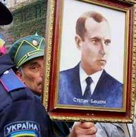 Ukraiński nacjonalista z portretem Stepana Bandery podczas manifestacji.