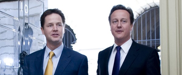 Koalicjanci - lider liberałów Nick Clegg i premier David Cameron