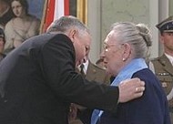 Prezydent Lech Kaczyński dekoruje  Annę Walentynowicz Orderem Orła Białego.