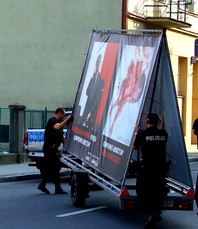 Rzeszowska policja rekwiruje billboard. 
