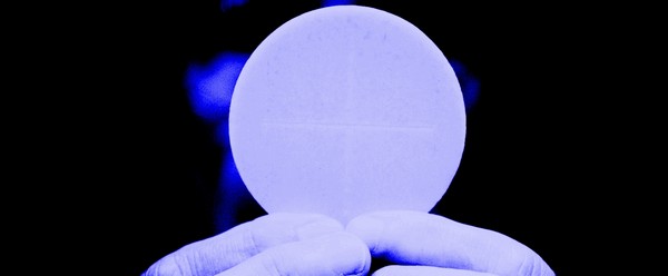 Eucharystia jest największym cudem - mówi w rozmowie z portalem Fronda.pl ks. Krzysztof Guzowski.