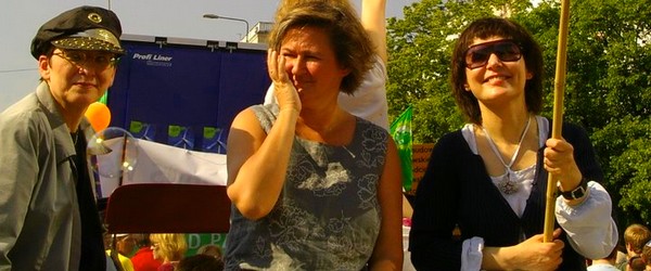 Kinga Dunin, Magdalena Środa i Kazimiera Szczuka idą w manifie ulicami Warszawy. Za czyje pieniądze? Z pewnością nie za swoje.