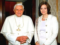 Cherie Blair uważa się za katoliczkę. Media informowały, że to ona 