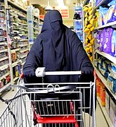 Klientka francuskiego supermarketu.