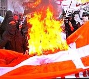 Protesty muzułmanów za opublikowanie w duńskich dziennikach karykatur Mahometa.
