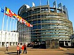 Zdaniem analityków, niska frekwencja wynika z tego, że Polacy nie wierzą w europarlament.