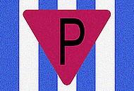 Naszywka na pasiaki polskiego więźnia w Auschwitz.