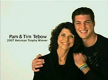 Bohaterowie spotu. Tim Tebow z mamą.