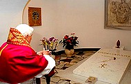 Benedykt XVI modli się przy grobie swojego poprzednika.