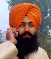 Sikh w tradycyjnym nakryciu głowy. 