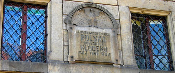 Tablica na ratuszu w Kłodzku.