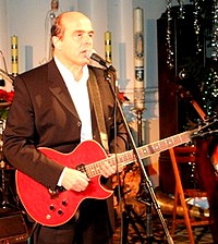 Jan Pospieszalski z czerwoną gitarą.