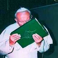 Papież Jan Paweł II całuje Koran.