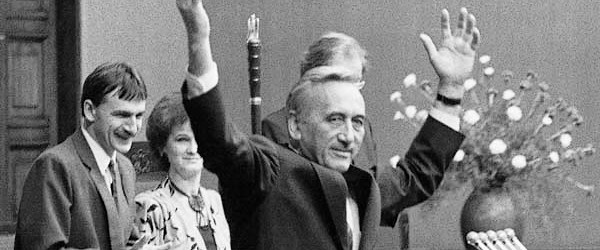 Tadeusz Mazowiecki cieszy się z powołania swojego rządu. Jedynie on?