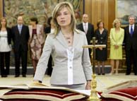 Pani Minister składa przysięgę przed krzyżem.