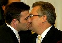 Tradycja politycznych pocałunków jest znacznie dłuższa niż 10 lat.
