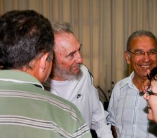 Komunista Fidel Castro reklamuje  firmę Nike podczas spotkania z towarzyszami naukowcami.