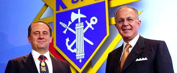Andrzej Gut-Mostowy i Najwyższy Rycerz Zakonu Kolumba Carl Anderson.