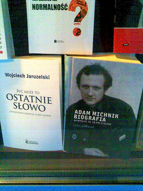 Normalność? Zdjęcie przedstawia witrynę księgarni przy al. Komisji Edukacji Narodowej w Warszawie. Fot. Dziemak.