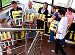 Członkowie komitetu niosą zebrane podpisy. Źródło