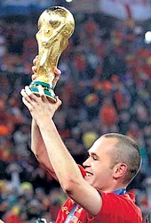 Iniesta z pucharem Mistrzostw Świata