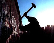 Upadł mur berliński, ale nie upadły podziały społeczne, twierdzi były pastor Christian Feuhrer.