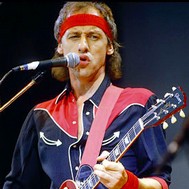 Wokalista i gitarzysta zespołu Dire Straits, Mark Knopfler.