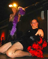 Drag Show, które odbyło się w 2007 roku na Santa Clara University w Kalifornii, także prowadzonym przez jezuitów.