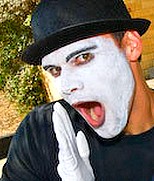 Nauczyciel Kevin Jennings jako mim na szkolnym Halloween w Lakehill w 2008 roku.
