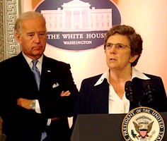 S. Keehan z wiceprezydentem Bidenem