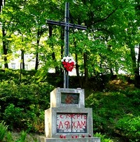 Pomnik przypominał o zbrodni dokonanej na kresowej inteligancji przez gestapo i ukraiński batalion Nachtigal.