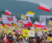 Flagi polskie i watykańskie podczas pielgrzymki Benedykta XVI do Polski.
