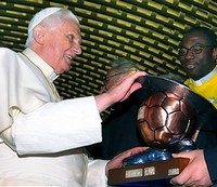 Papież trzyma Clericus Cup, trofeum, o  które walczą reprezentacje rzymskich kleryków.