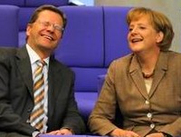 Guido Westerwelle i Angela Merkel cieszą się ze zwycięstwa.