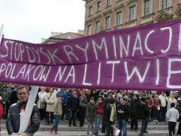 Akcja protestacyjna 3 maja na placu Zamkowym w Warszawie przeciw dyskryminacji Polak&oacute;w na Litwie, fot. E. Wołkanowska