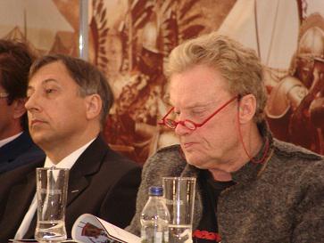 Olbrychski tłumaczył na konferencji, dlaczego w wersji kinowej nie wypowiada praktycznie żadnych kwestii... (fot. Aleksander Majewski) Olbrychski tłumaczył na konferencji, dlaczego w wersji kinowej nie wypowiada praktycznie żadnych kwestii... (fot. Aleksander Majewski)