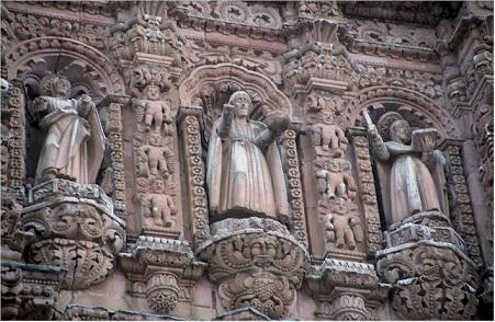 Katedra Zacatecas - wokół rzeźb świętych widać typowo indiańskie ozdoby.
