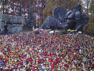 Morze zniczy pod Pomnikiem Polegli Niepoko nani 1944, pod kt&oacute;rym znajduje się kurhan z prohami 50 tys. warszawiak&oacute;w.  Z roku na rok przychodzi tu coraz więcej ludzi. Fot: Maciej Podulka