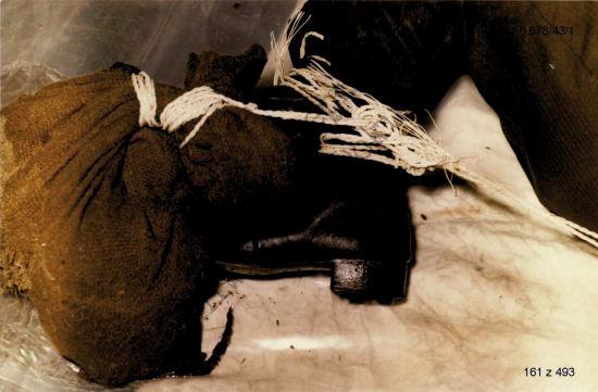 Worek z kamieniami przywiązany do nóg ks. Jerzego Popiełuszki, wyłowionego z Wisły przy tamie we Włocławku. Fot. IPN.